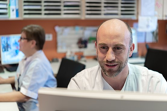 Das Bild zeigt einen Arzt am Computer.