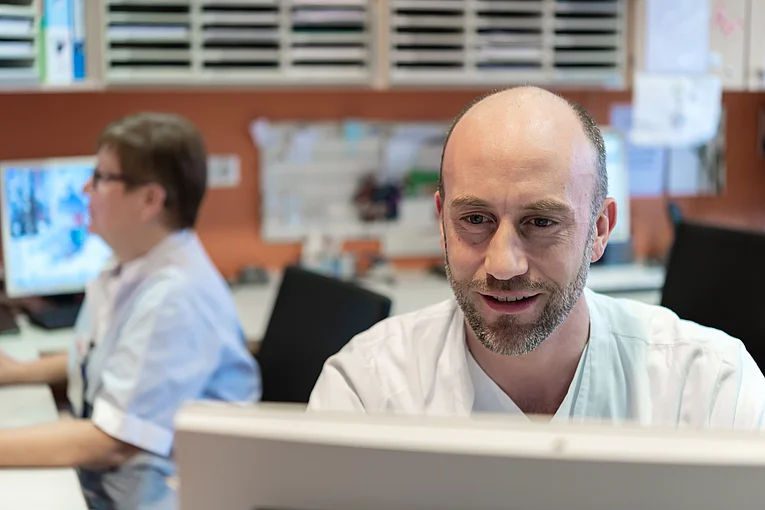 Oberarzt am PC Das Bild zeigt einen Arzt am Computer.